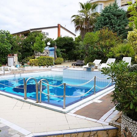 Villa Latina With 6 Apartments And A Shared Pool Vir Eksteriør bilde