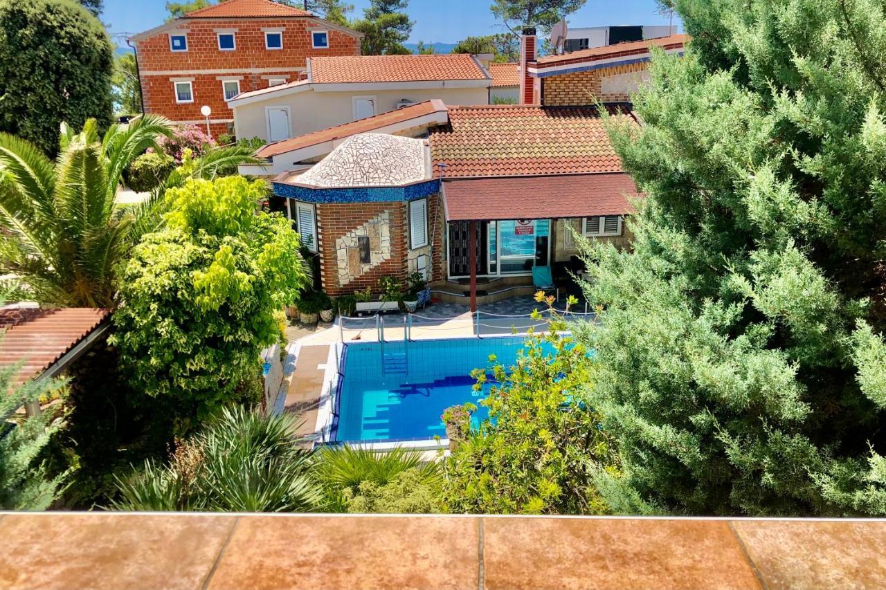 Villa Latina With 6 Apartments And A Shared Pool Vir Eksteriør bilde