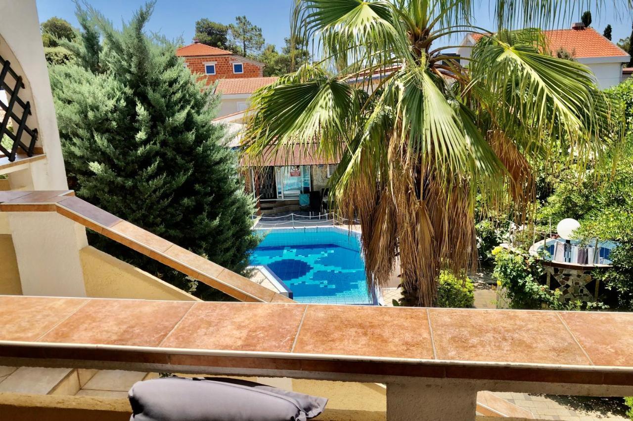 Villa Latina With 6 Apartments And A Shared Pool Vir Eksteriør bilde