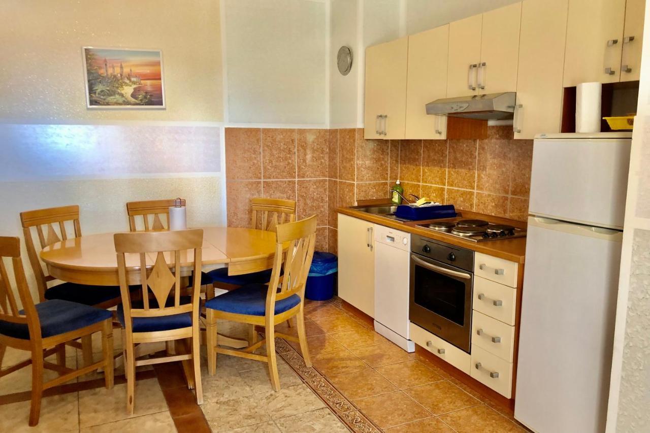 Villa Latina With 6 Apartments And A Shared Pool Vir Eksteriør bilde