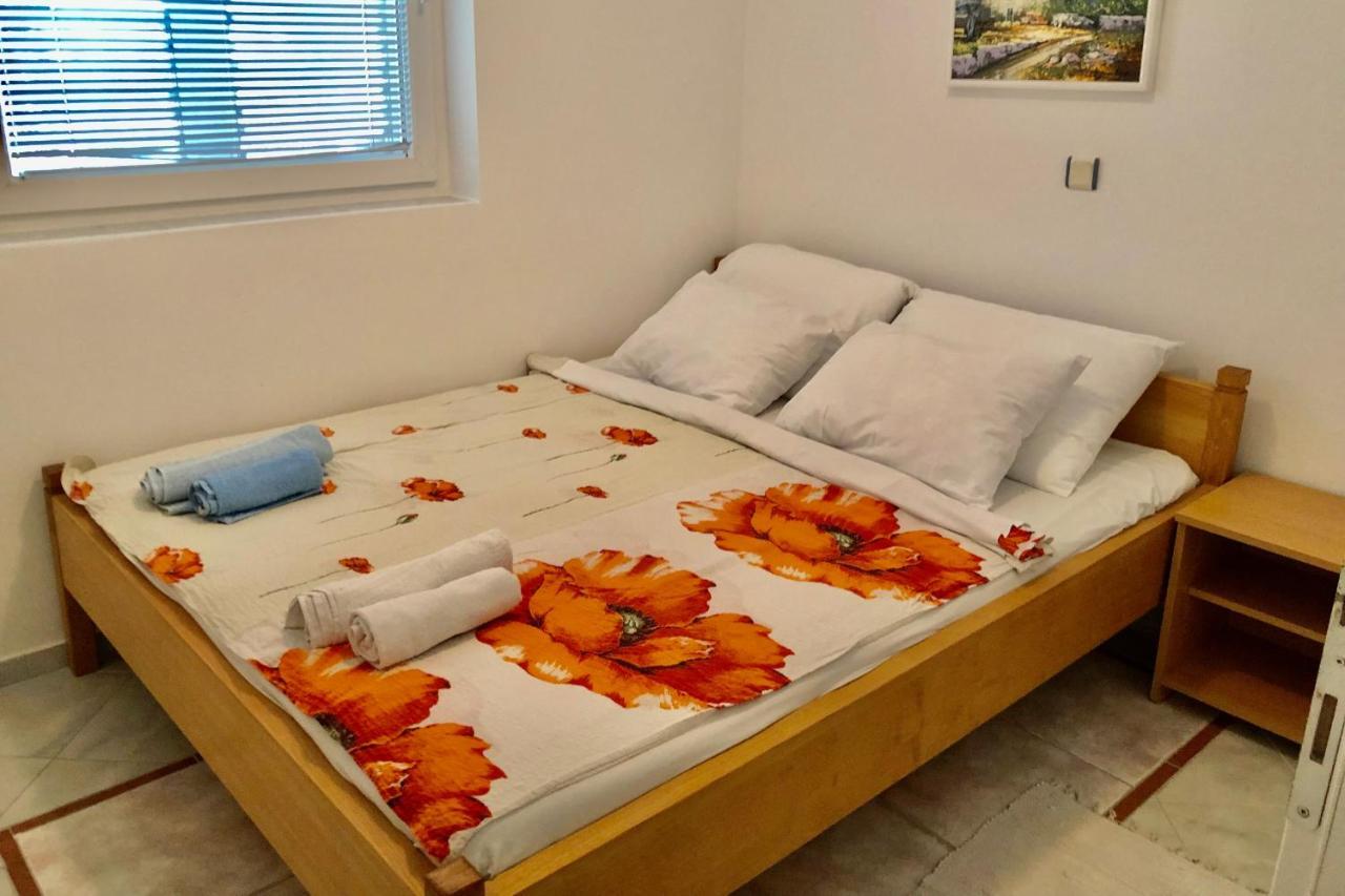 Villa Latina With 6 Apartments And A Shared Pool Vir Eksteriør bilde