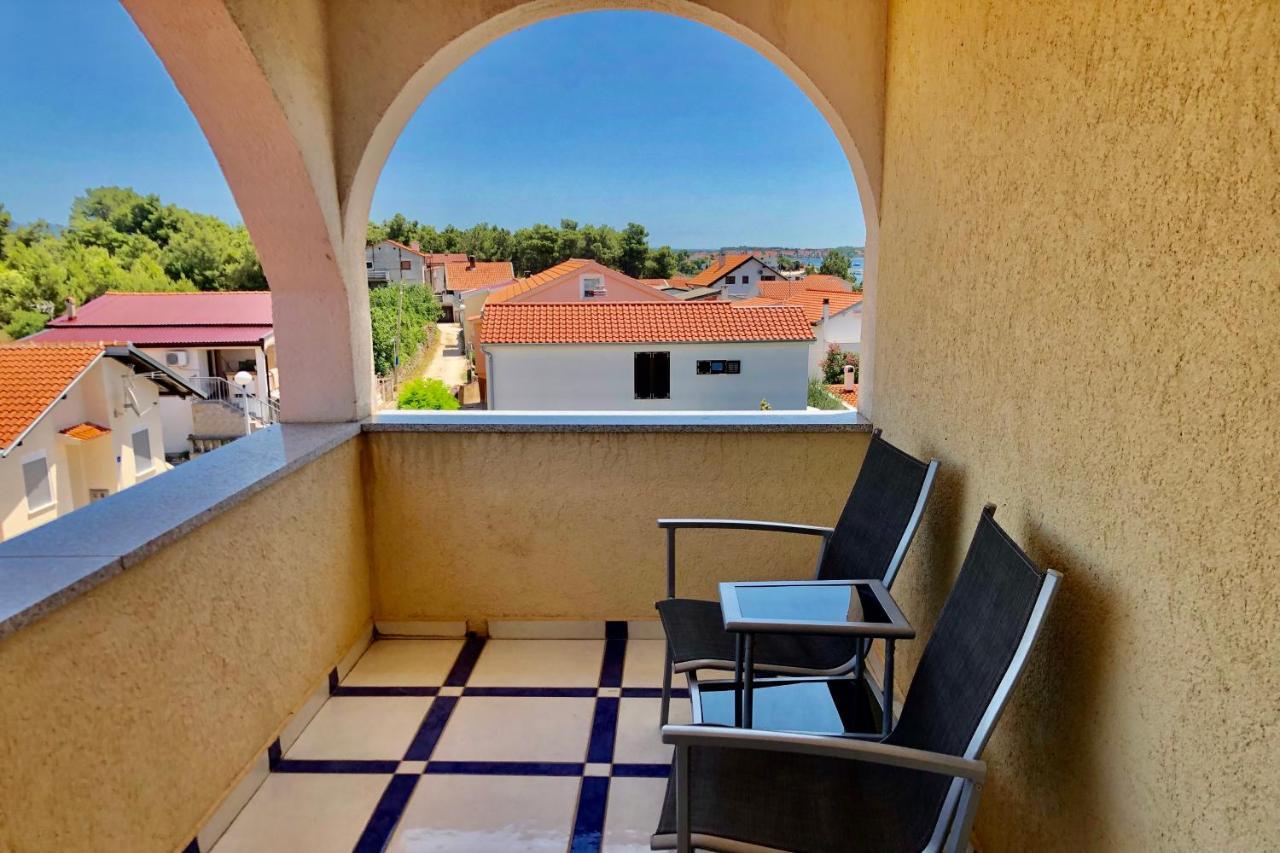 Villa Latina With 6 Apartments And A Shared Pool Vir Eksteriør bilde