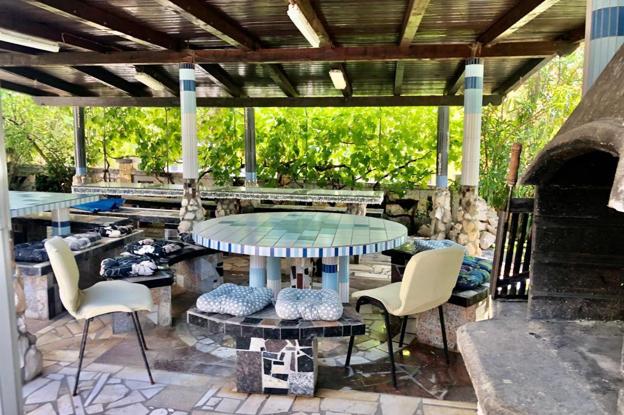 Villa Latina With 6 Apartments And A Shared Pool Vir Eksteriør bilde
