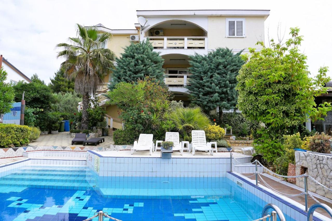 Villa Latina With 6 Apartments And A Shared Pool Vir Eksteriør bilde