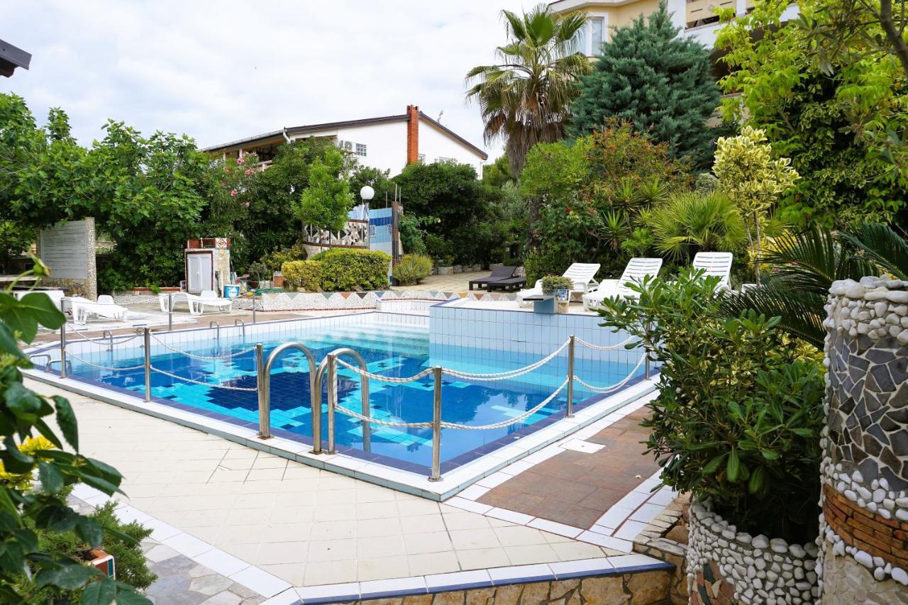 Villa Latina With 6 Apartments And A Shared Pool Vir Eksteriør bilde