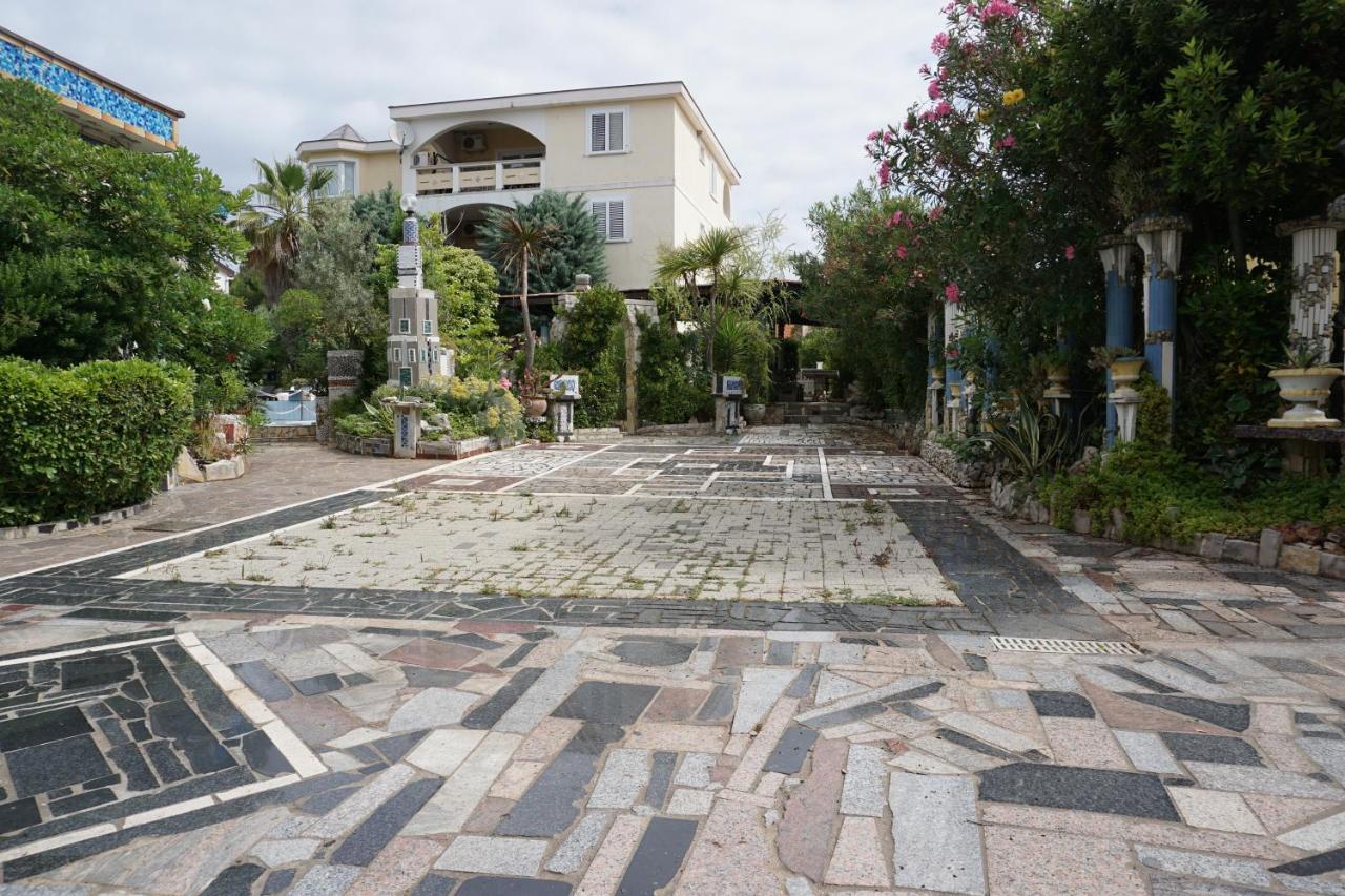 Villa Latina With 6 Apartments And A Shared Pool Vir Eksteriør bilde
