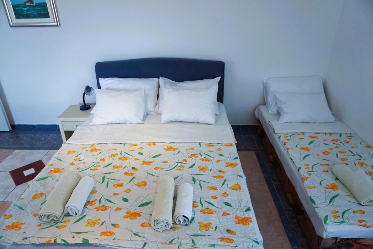 Villa Latina With 6 Apartments And A Shared Pool Vir Eksteriør bilde