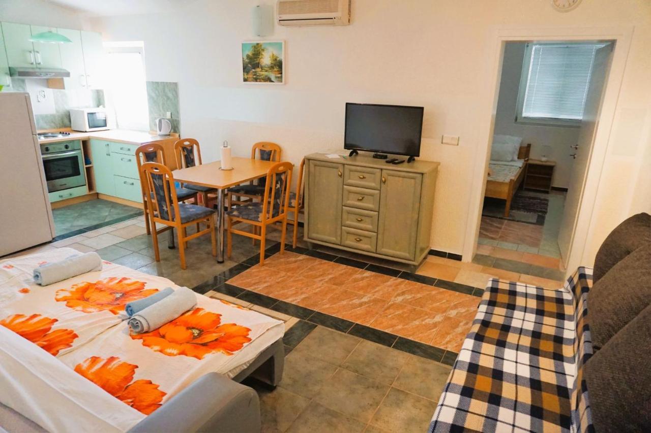 Villa Latina With 6 Apartments And A Shared Pool Vir Eksteriør bilde