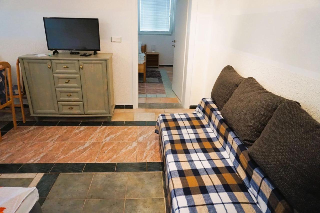 Villa Latina With 6 Apartments And A Shared Pool Vir Eksteriør bilde