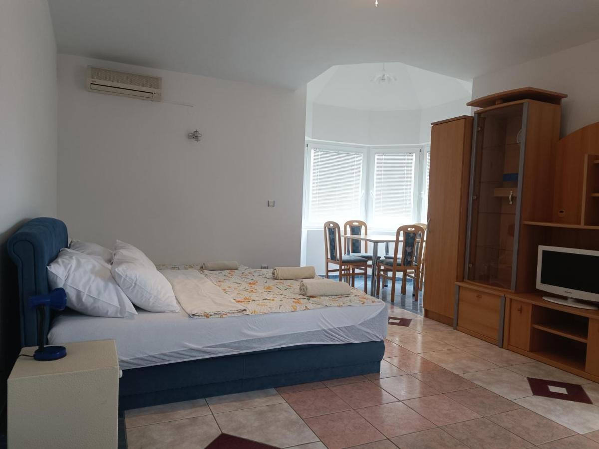 Villa Latina With 6 Apartments And A Shared Pool Vir Eksteriør bilde