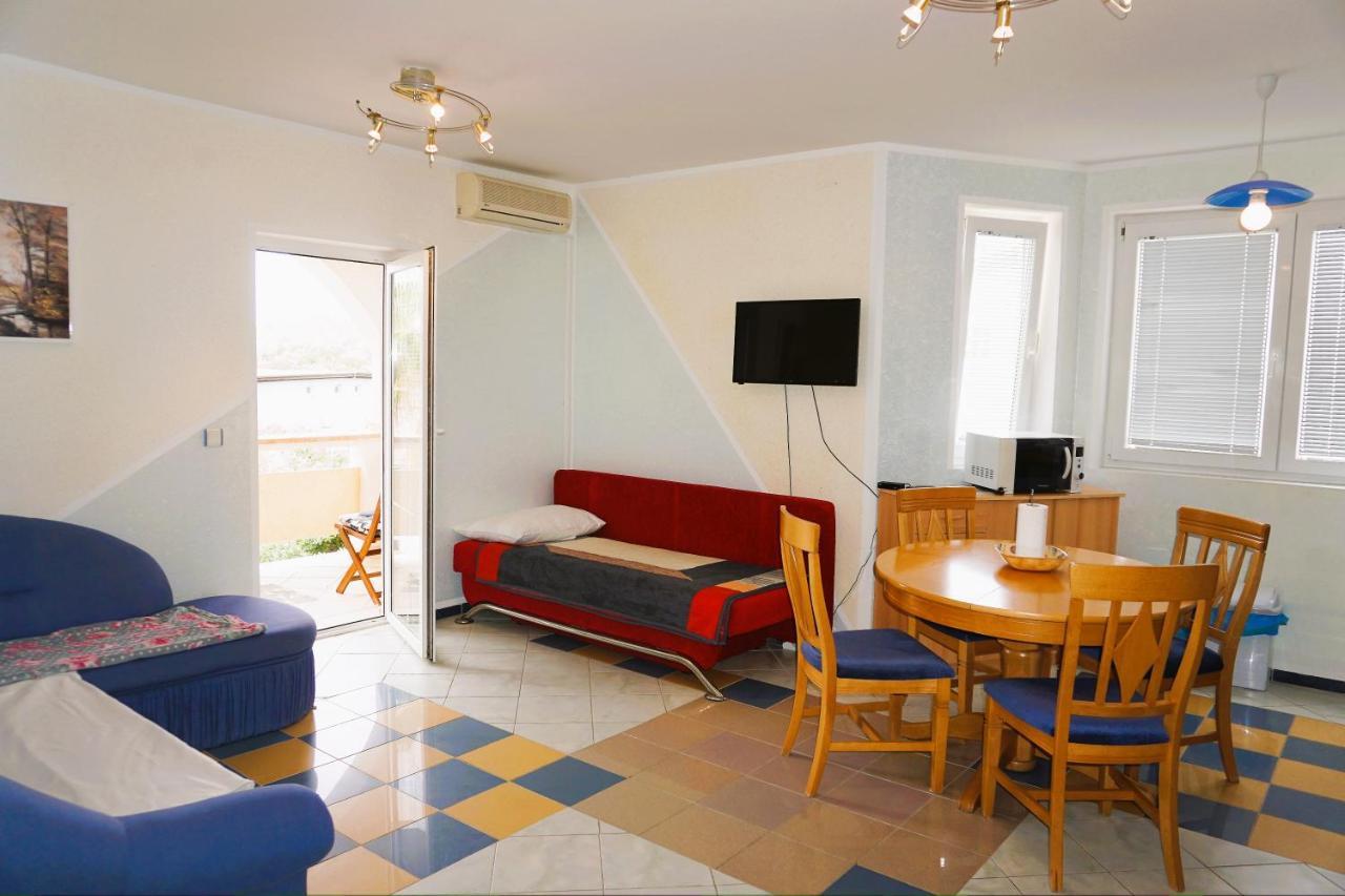 Villa Latina With 6 Apartments And A Shared Pool Vir Eksteriør bilde