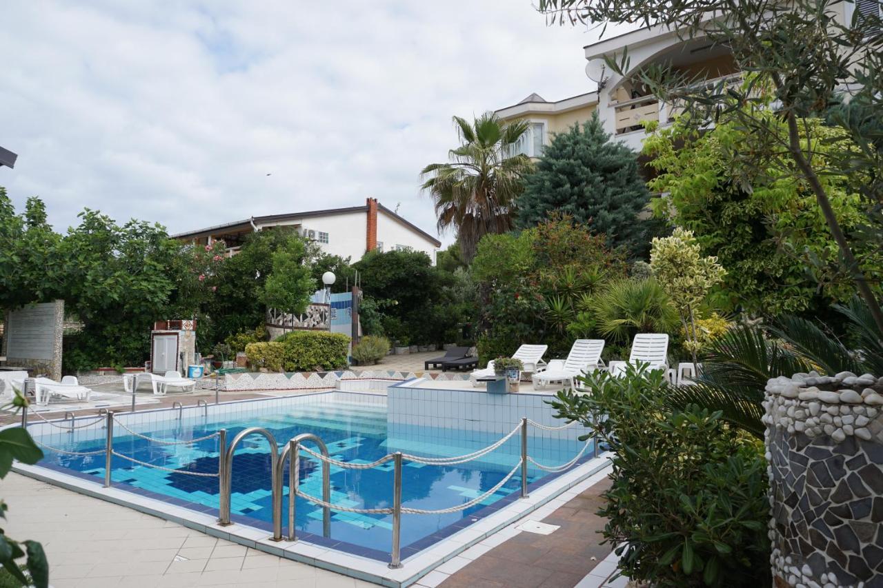 Villa Latina With 6 Apartments And A Shared Pool Vir Eksteriør bilde