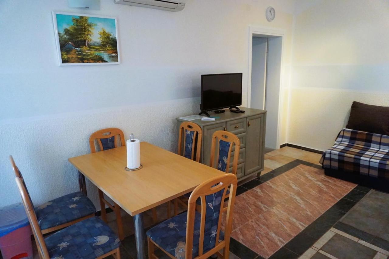 Villa Latina With 6 Apartments And A Shared Pool Vir Eksteriør bilde