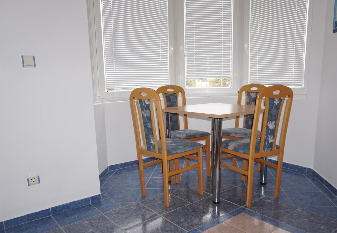 Villa Latina With 6 Apartments And A Shared Pool Vir Eksteriør bilde