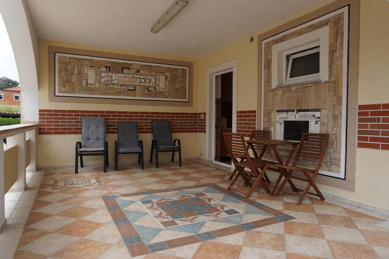 Villa Latina With 6 Apartments And A Shared Pool Vir Eksteriør bilde